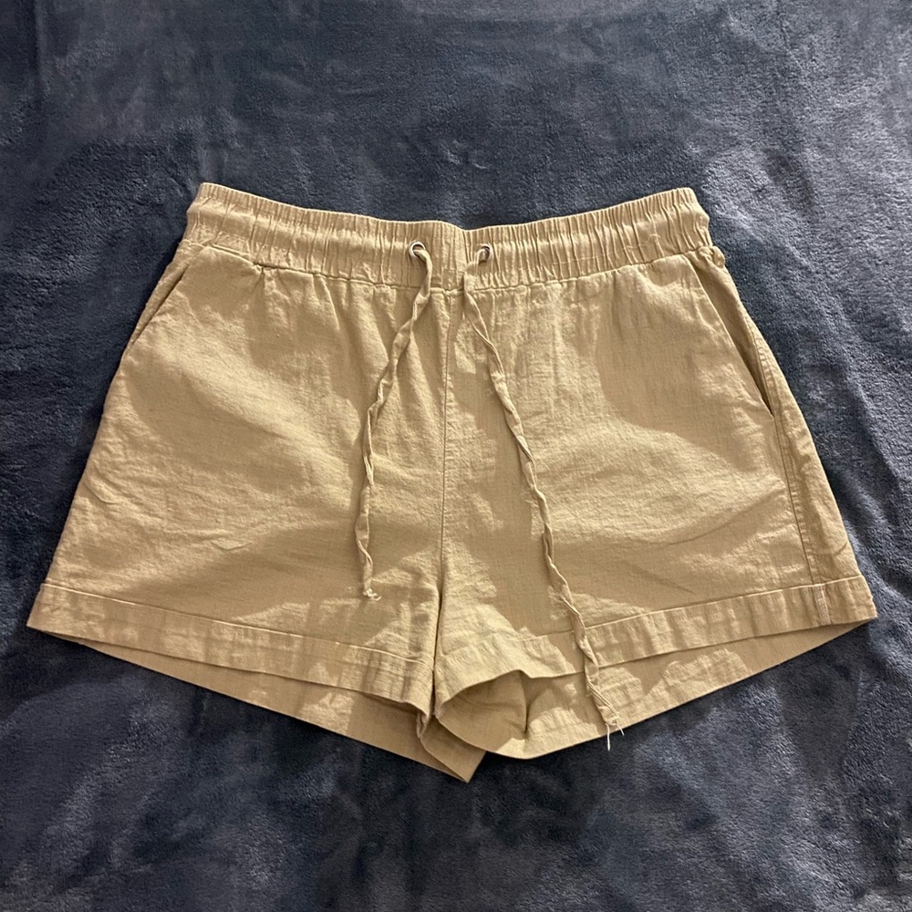 Super cute khaki shorts